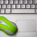 Sidder du meget ved computeren? Her er 4 gode råd til at passe godt på kroppen